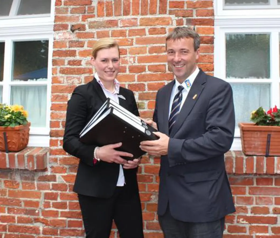 Offizielle Bauantragsabgabe an Bürgermeister Johann Saathoff