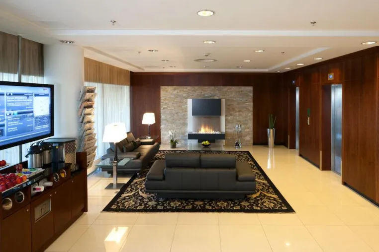 Courtyard by Marriott Düsseldorf Hafen präsentiert sich mit neuer Lobby und spektakulärem GoBoard Bild: Courtyard by Marriott Düsseldorf Hafen präsentiert sich mit neuer Lobby und spektakulärem GoBoard