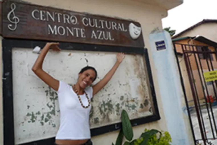 Bild: Betina Ignacio unterstützt das Projekt »Monte Azul« - Übergabe einer Spende der Band Bê in Brasilien