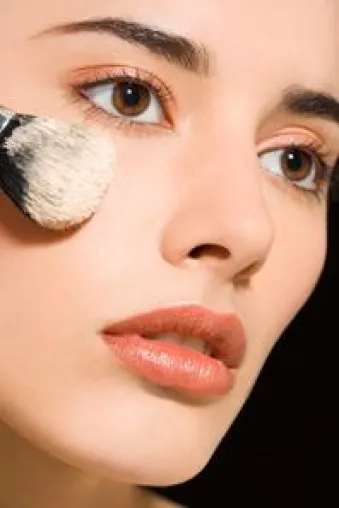 Bild: Mineralpuder Make-up im Beautytrend - Kosmetische Perfektion mit innovativem Perlen-Pulver, made in Germany