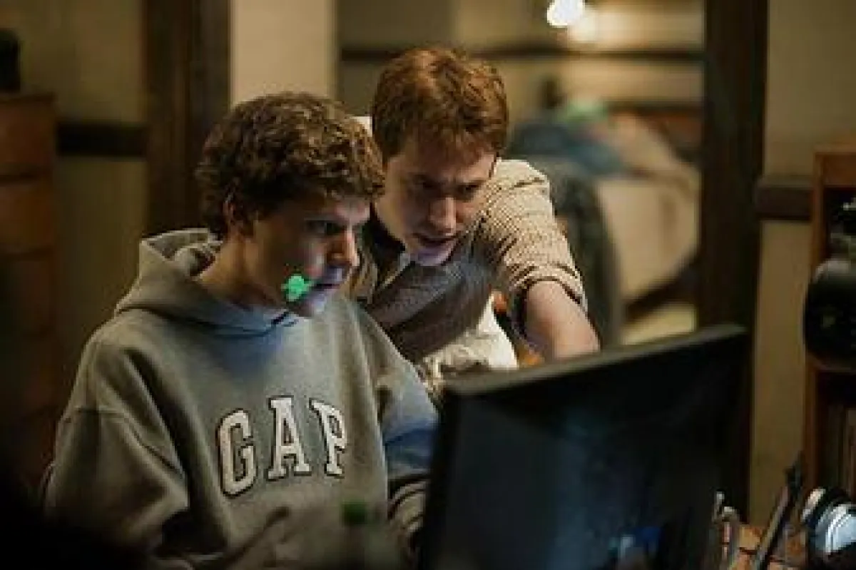 Mark Zuckerberg und sein Freund Eduardo arbeiten fieberhaft an ihrer Vision