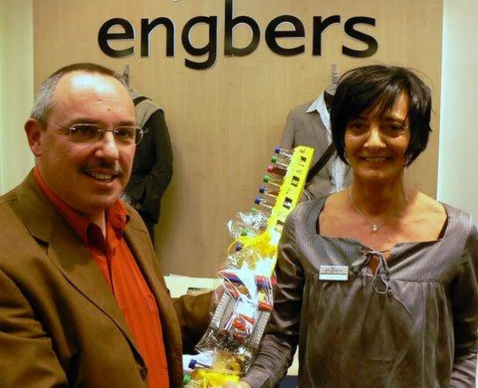 Gewinner Johannes Burghart aus Berkheim mit der „engbers“-Filialleiterin Barbara Schatzer, die ihm den Gewinn im Blautal-Center überreichte. Foto: up
