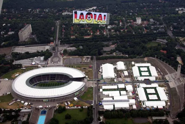 Bild: Größtes schwarz-rot-goldenes Riesenbanner schwebt über Berlin
