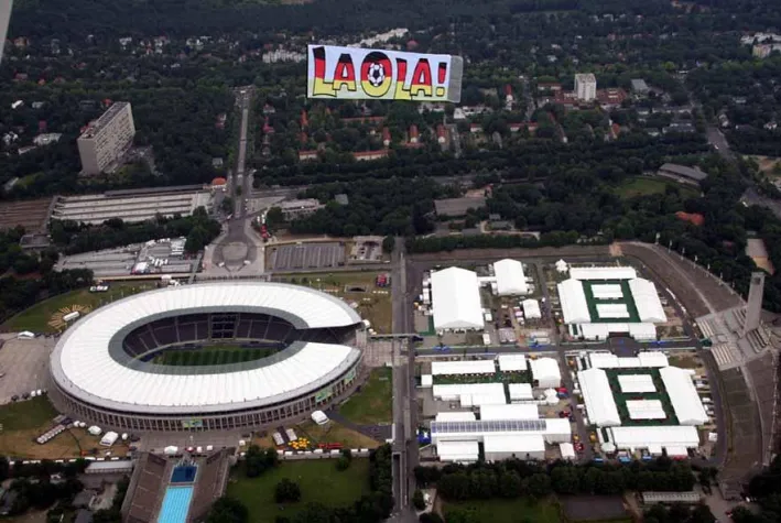 Bild: Größtes schwarz-rot-goldenes Riesenbanner schwebt über Berlin
