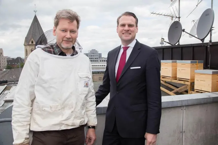 Im Kölner Excelsior Hotel Ernst wird künftig eigener Dom-Honig geschleudert Bild: Im Kölner Excelsior Hotel Ernst wird künftig eigener Dom-Honig geschleudert
