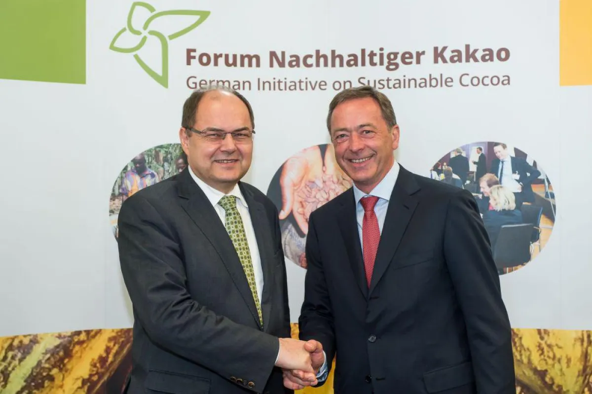 Minister Christian Schmidt und Wolf Kropp-Büttner, Vorstandsvorsitzender Forum Nachhaltiger Kakao
