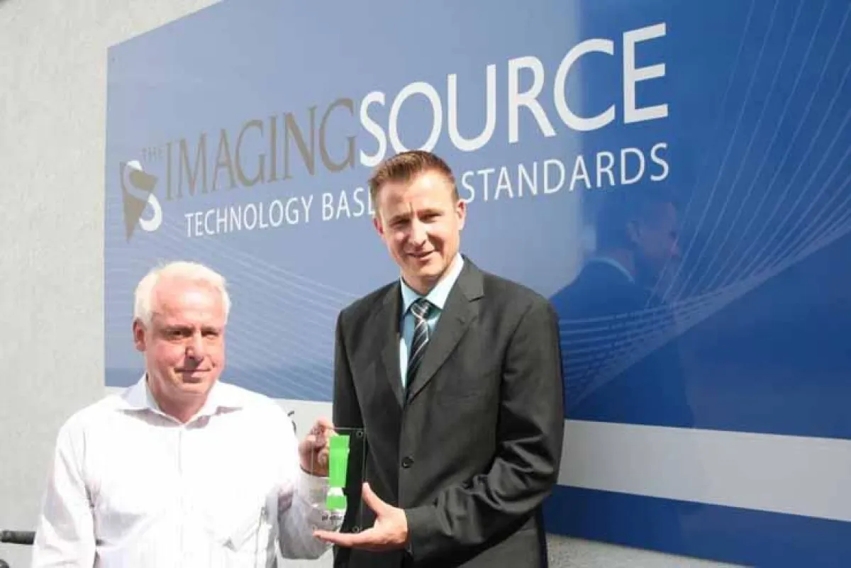 energiekonsens-Chef Michael Pelzl (rechts) übergibt Rolf Bollhorst die ?plietsch!?-Plakette.