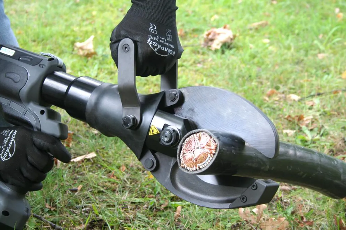 Profi-Werkzeug mit 120 kN Power: das Akku-Schneidwerkzeug CutMax 11 von HOLGER CLASEN