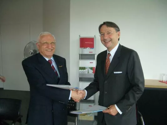 Bild: Partnerschaft mit Nahas Enterprises unterzeichnet