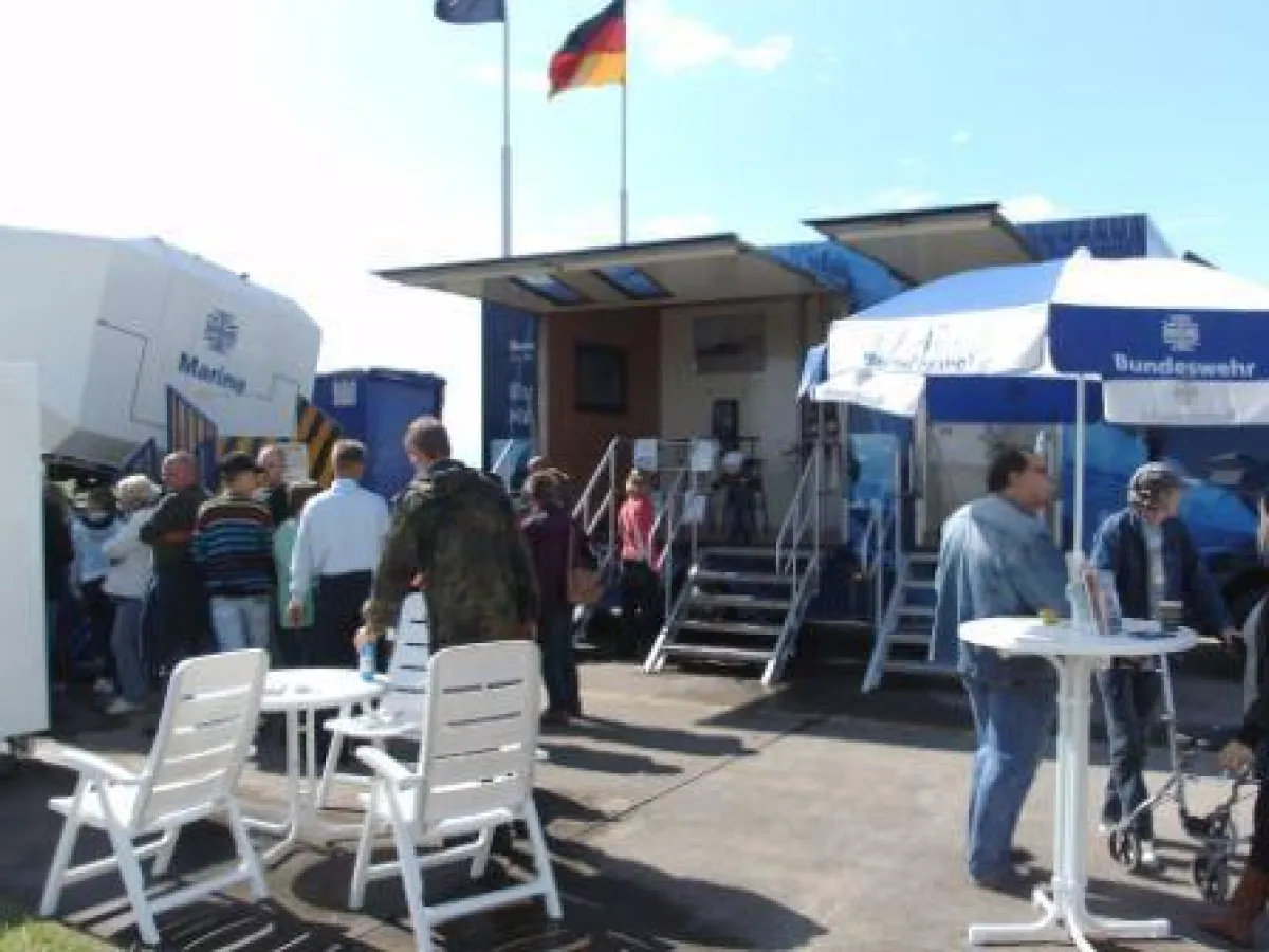 Wartschlangen hielten die Messebesucher nicht von einem simulierten Rundflug über die Ostsee ab.