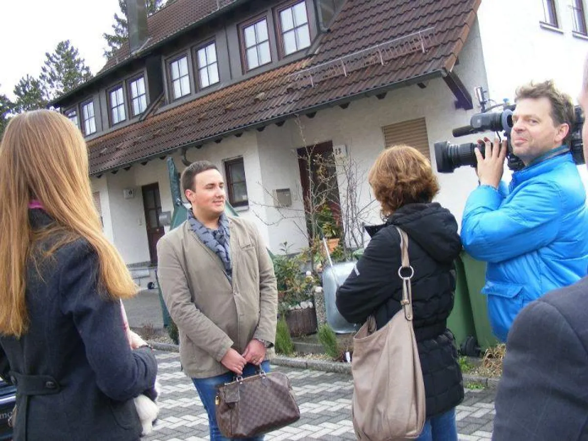 Erik Leukert während dem Dreh für Mieten Kaufen Wohnen