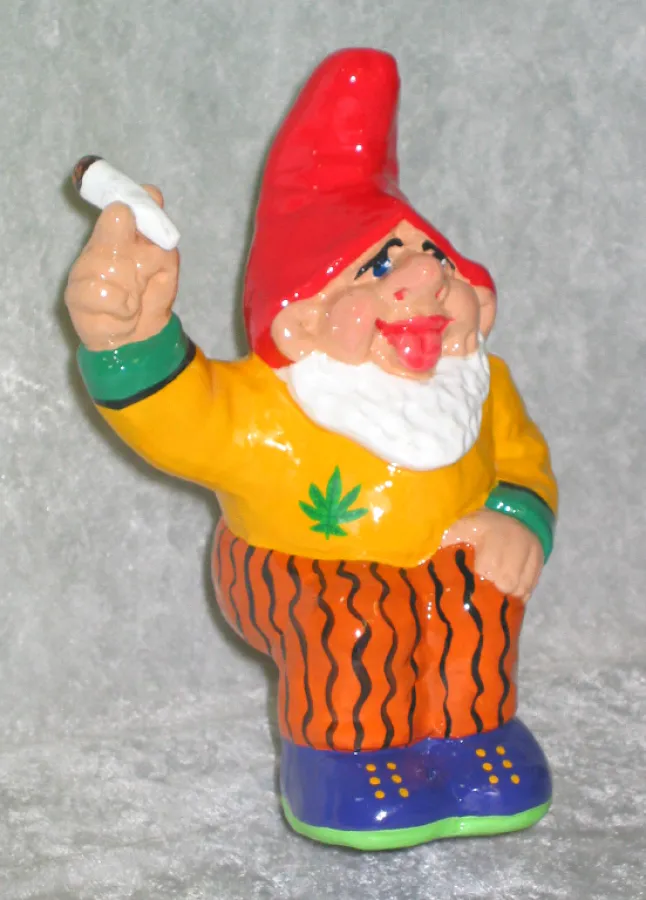 Auf diesen Schreck muß der Zwerg erst einmal eine Rauchen...