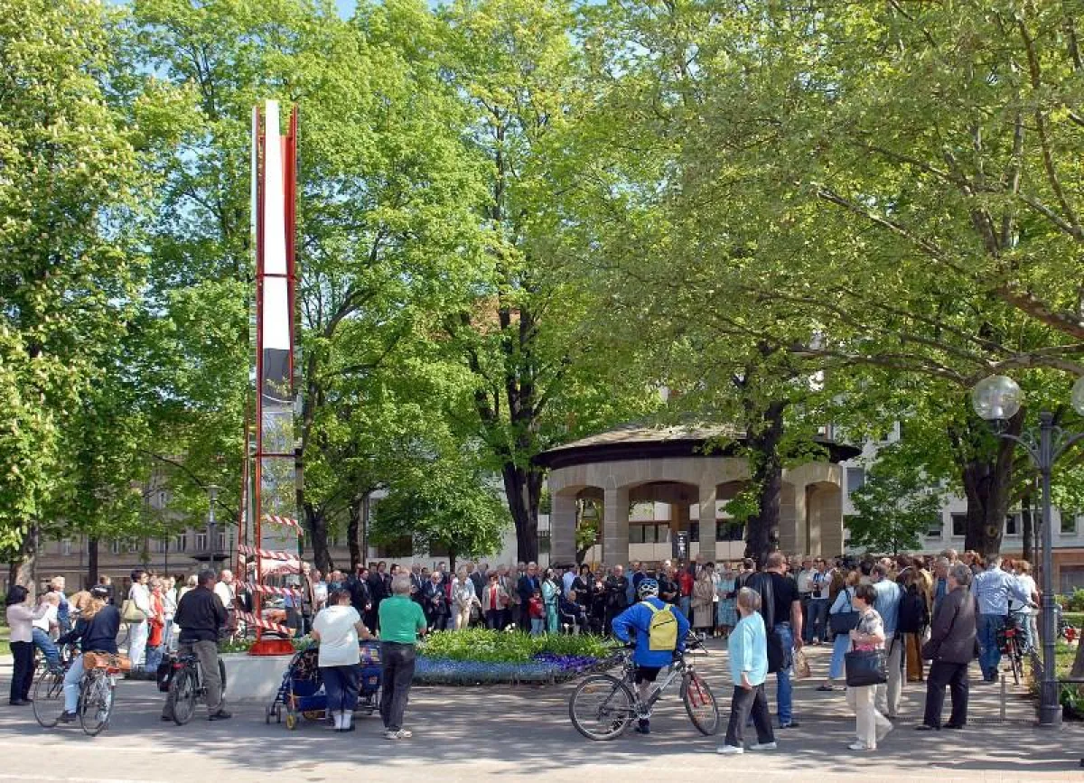 Kunst im öffentlichen Raum -„Flabeg – Spiegel - Säule“  zum Jubiläumsjahr – 1000 Jahre Kleeblattstadt Fürth