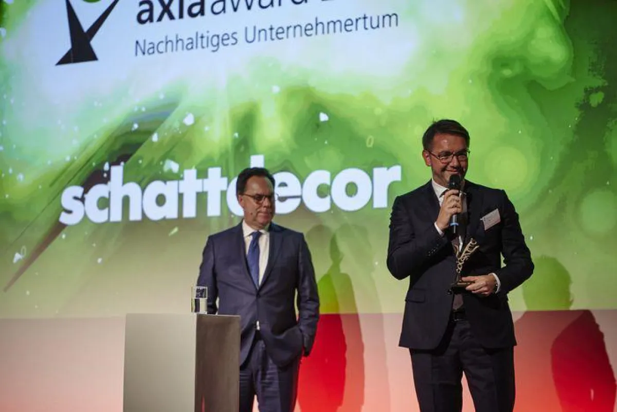 Roland Auer, Vorstandsvorsitzender Schattdecor AG, bei der Preisverleihung des Axia Awards.