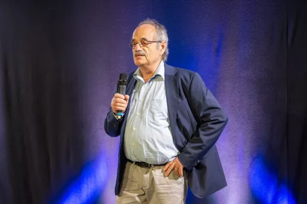 Bild: Dr. Peer-Lennart Gehlken gewinnt den Excellence Adward beim 18. Internationalen Speaker SLAM