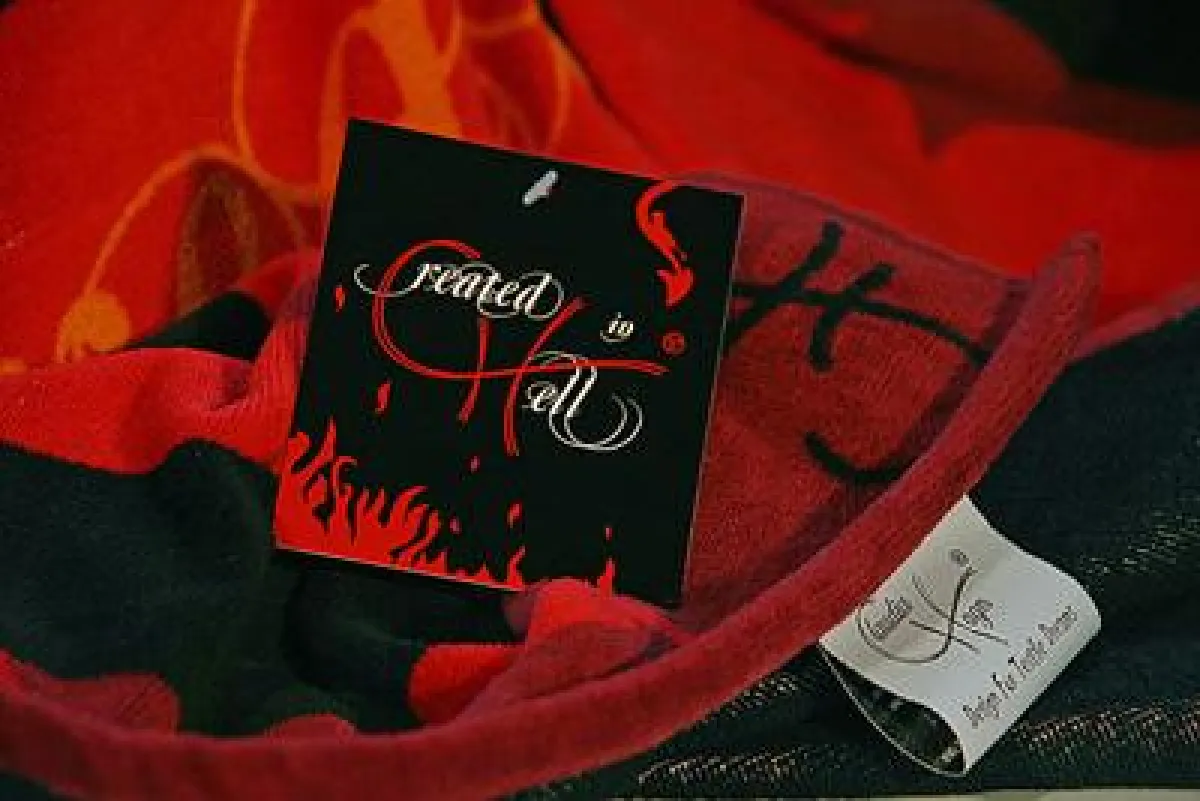 Das Strandtuch aus der neuen Kollektion von Claudia Hagn: Created in Hell