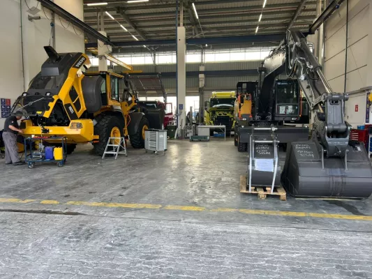 Bild: Metallkette gegen Industrieboden: "NEODUR HE 60 rapid metallisch" hält auch höchsten Belastungen stand