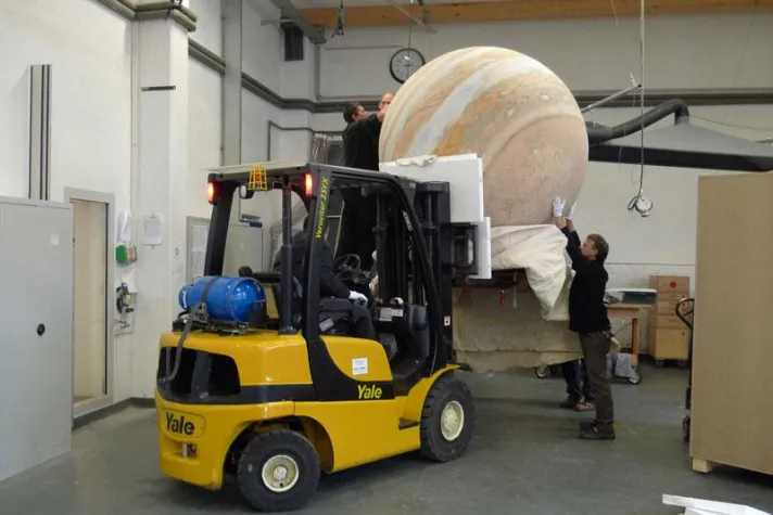 Bild: KALLE KRAUSE installiert Planetensystem in Schweizer Spielbank