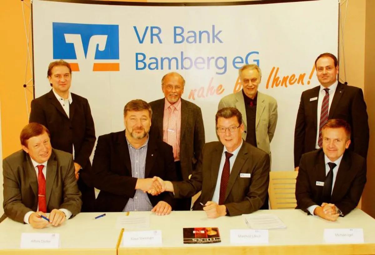 Der Vorstand der VR Bank Bamberg und vom Stadtmarketing Bamberg bei der Vertragsunterzeichnung