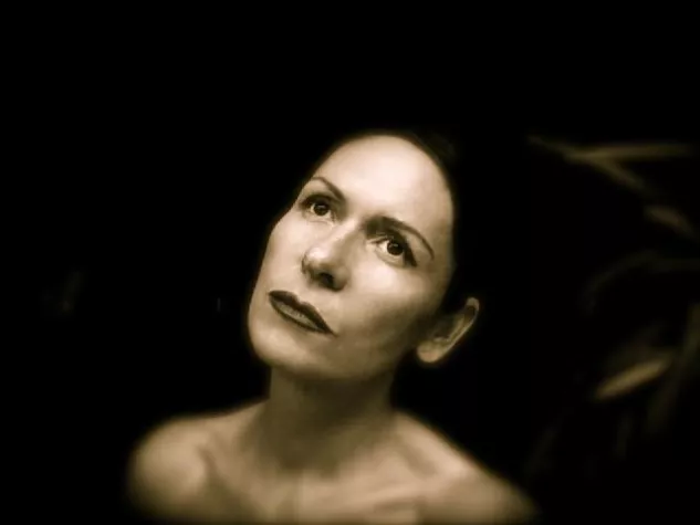 Bild: Angelika Wende liest im Performance Art Depot Theater