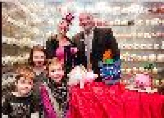 Bild: Schwein muss man haben. Kinder bastelten 430 Sparschweine zum Weltspartag