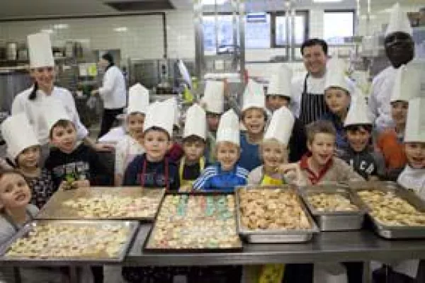 Weihnachtliches Plätzchenbacken im Radisson Blu Scandinavia Hotel, Düsseldorf Bild: Weihnachtliches Plätzchenbacken im Radisson Blu Scandinavia Hotel, Düsseldorf