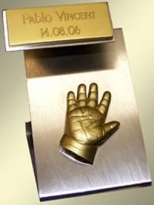 Bild: Babyhand und -fuß in 3D
