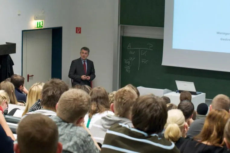 Finanzexperte referiert eindrucksvoll über Hintergründe der aktuellen Finanzkrise Bild: Finanzexperte referiert eindrucksvoll über Hintergründe der aktuellen Finanzkrise