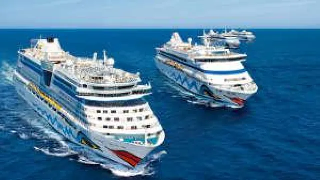 Bild: AIDA Cruises mit zwei Schiffen bei den Hamburg Cruise Days 2012