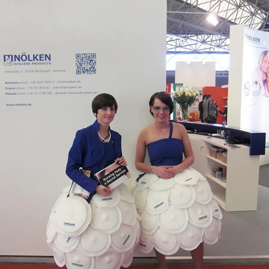 Nölken Mitarbeiterinnen mit Kleidern aus Stilleinlagen