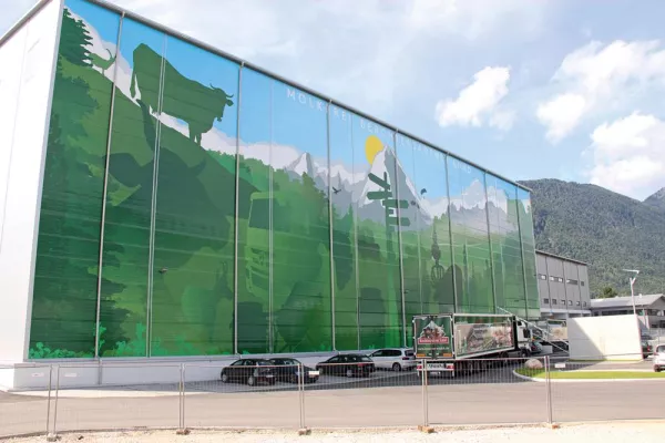 Bild: Kunstwerk von Christian Hundertmark ziert neues Hochregallager der Molkerei Berchtesgadener Land