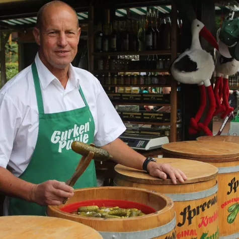 Bild: Der Mann mit der Gurken-Zange