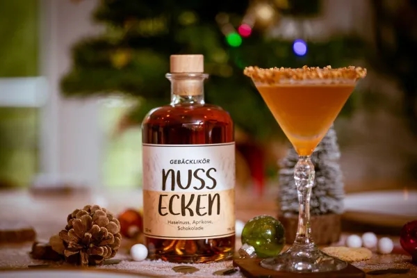 Bild: Vom Gebäck zum Likör: Heimat Heroes verwandelt Nussecken in flüssiges Gold für die kalte Jahreszeit