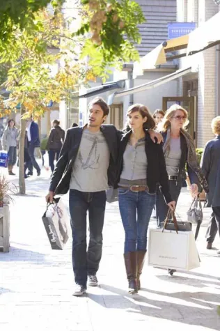 Outlet Shopping – beliebt bei “Recessionistas” Bild: Outlet Shopping – beliebt bei “Recessionistas”
