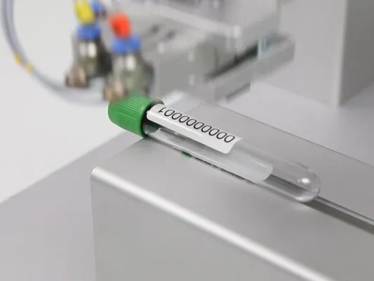 Bild: Objektträger und Gebinde etikettieren: cab bietet Kennzeichnungslösungen für die chemische und Pharmaindustrie