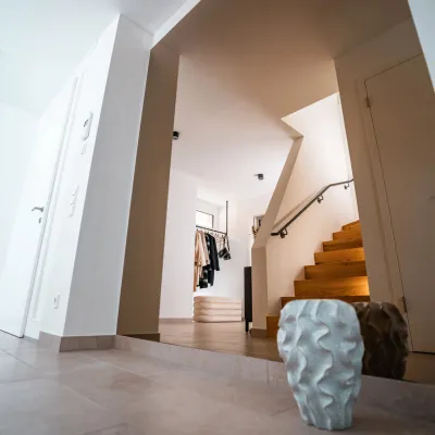 Licht auf allen Ebenen: Wie Spiegel, Glas und Beleuchtung Räume vergrößern und wohnlicher machen Bild: Licht auf allen Ebenen: Wie Spiegel, Glas und Beleuchtung Räume vergrößern und wohnlicher machen