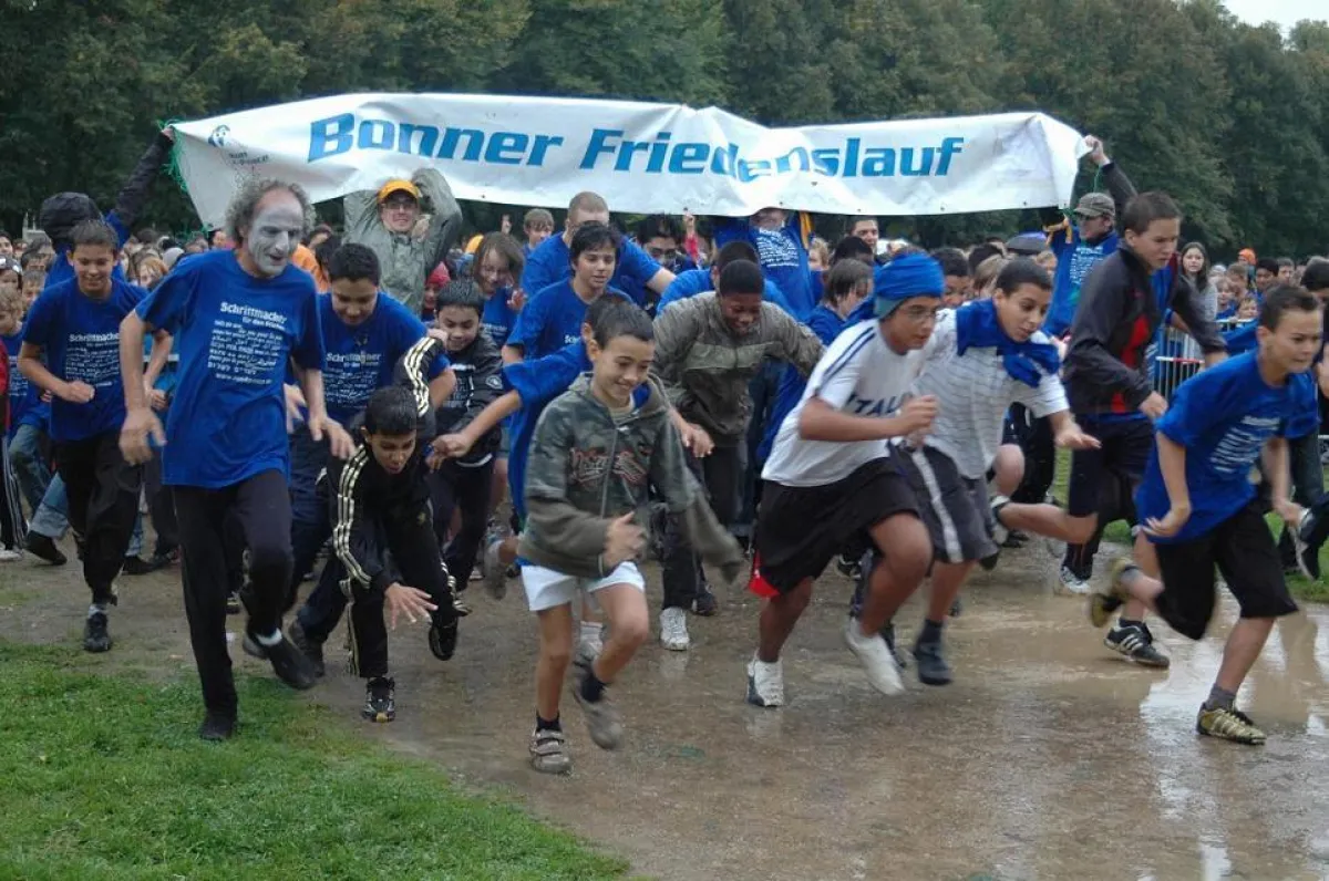 Startschuss - eps sponsert Absperrungen für den Bonner Friedenslauf