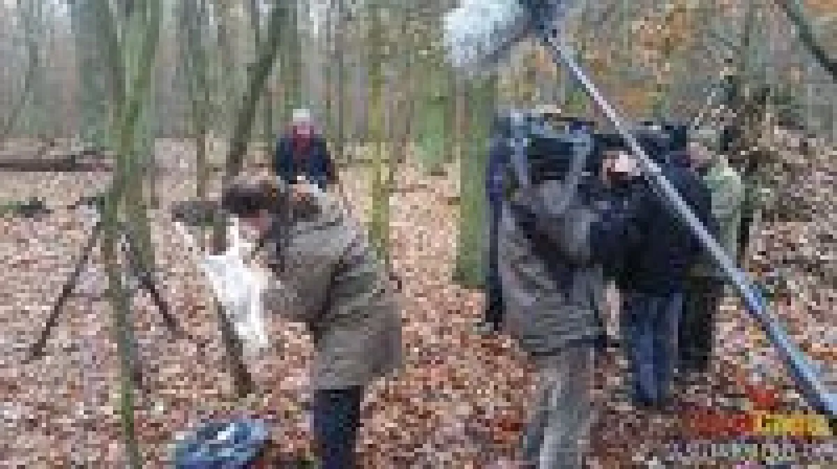 Ein Kamerateam vom rbb besucht den Survival-Workshop von SurviCamp