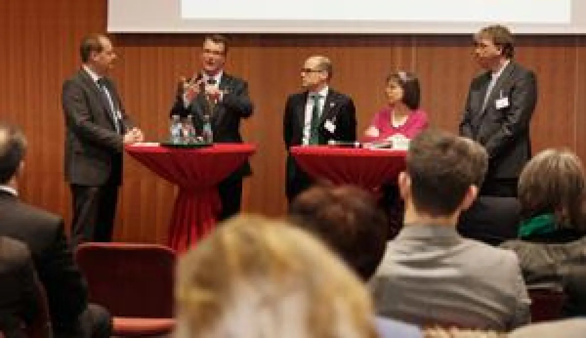 Im Gespräch mit RKW Hessen Geschäftsführer Sascha Gutzeit (links) berichteten Christopher Haas (Mitt