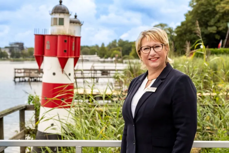 Jubiläum: Direktorin Christa Hellwig feiert 35 Jahre im Seehotel Fährhaus Bild: Jubiläum: Direktorin Christa Hellwig feiert 35 Jahre im Seehotel Fährhaus