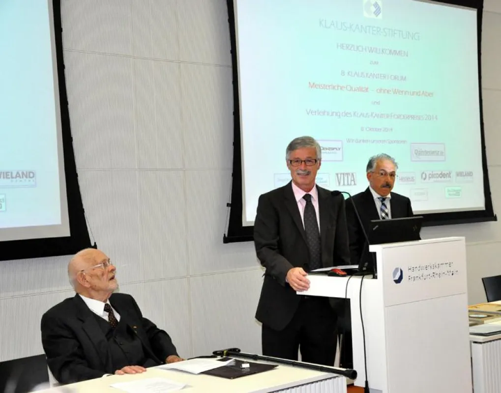 Neuer Stiftungspräsident Prof. Dr. Hans-Christoph Lauer in der Bildmitte am Rednerpult
