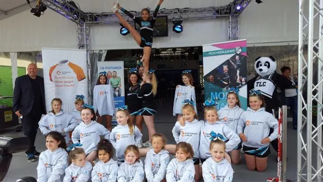 73. Übergabe: TLC Cutie gewinnen beim Stadtwerke Lübeck Trikot-Tausch Bild: 73. Übergabe: TLC Cutie gewinnen beim Stadtwerke Lübeck Trikot-Tausch