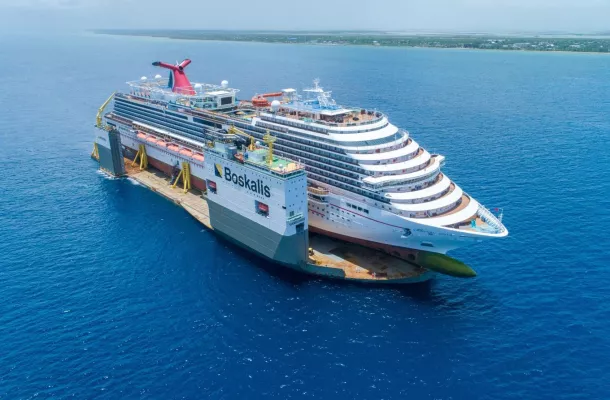 Carnival Vista huckepack – Spektakuläre Reparatur des Kreuzfahrtriesen Bild: Carnival Vista huckepack – Spektakuläre Reparatur des Kreuzfahrtriesen