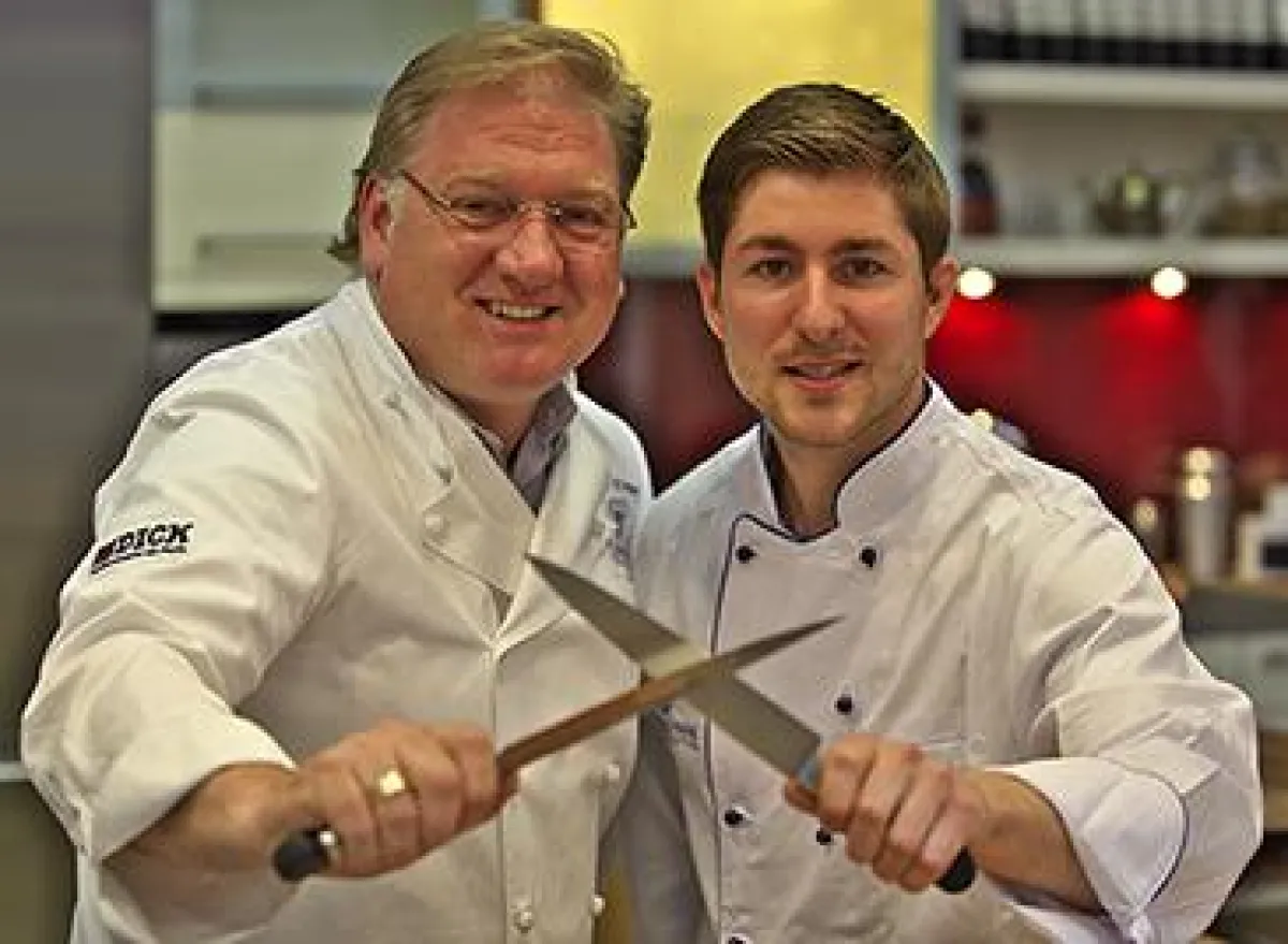 Mit Angelo Vocale (r.) kann Frank Schwarz den zweiten Küchenmeister in seinem Team begrüßen.
