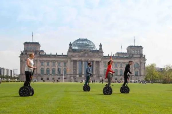 Stadtführungen mit Segway boomen: Deutschlands größter eigenständiger Anbieter startet in Berlin Bild: Stadtführungen mit Segway boomen: Deutschlands größter eigenständiger Anbieter startet in Berlin