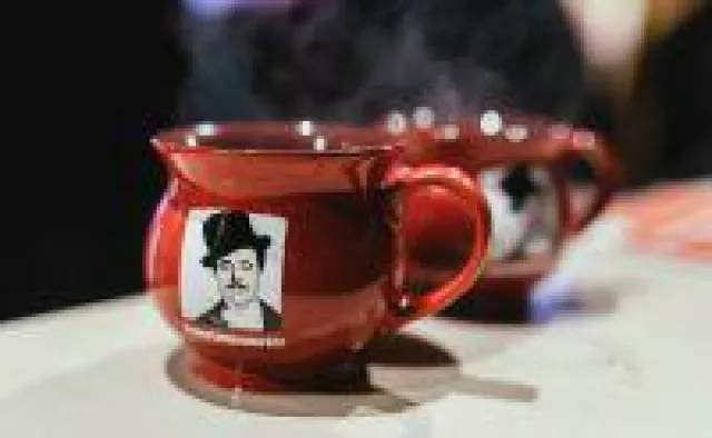 Bild: Die Feuerzangenbowle im Nikolaiviertel brennt wieder