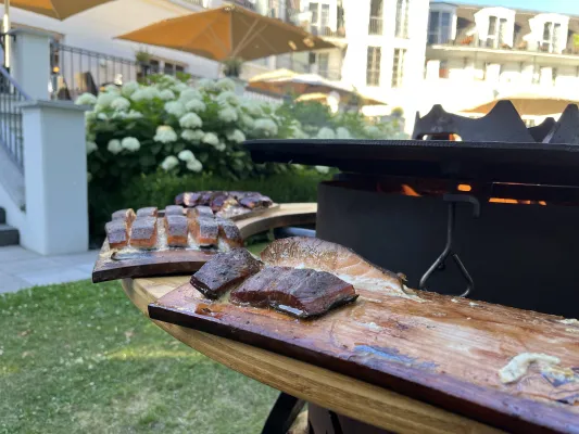 Bild: Küsten-Barbecue und Störtebeker Bier im Strandhotel Zingst 