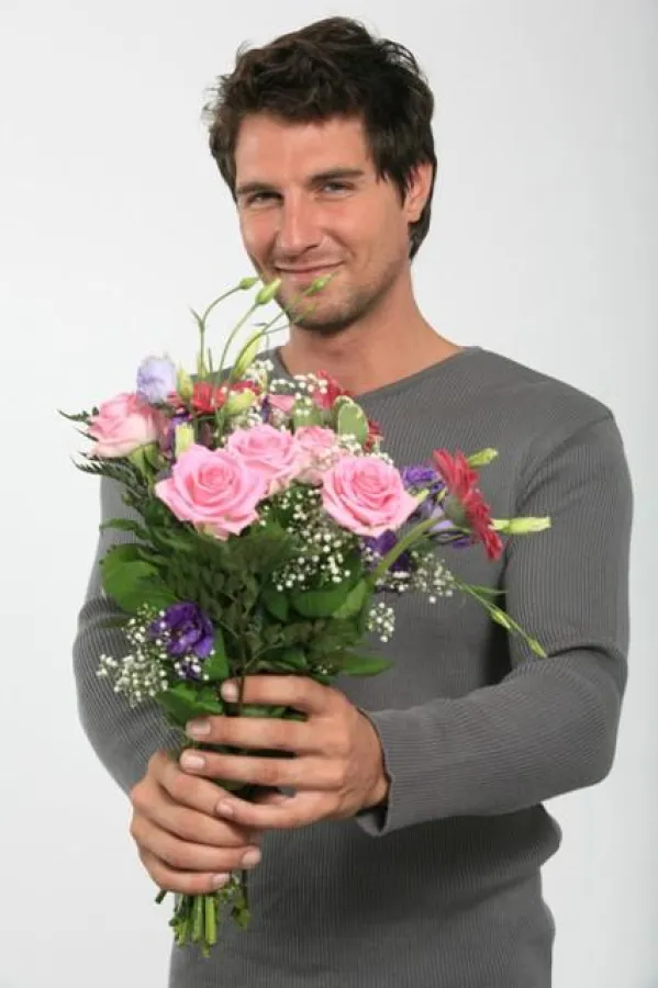 Lass Rosen sprechen: Match.com und Fleurop schenken Singles Blumen zum Valentinstag