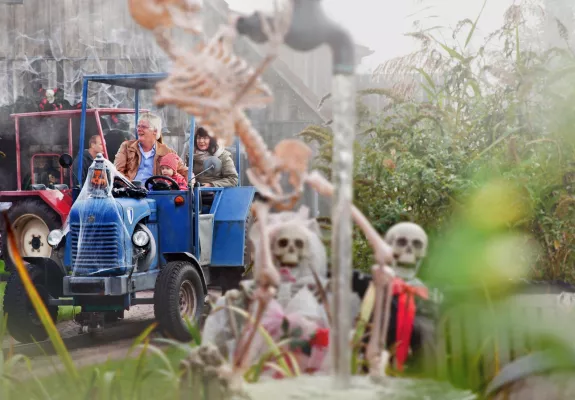Bild: Monster-Popcorn und spukende Traktoren: Karls Erlebnis-Dörfer starten in Grusel-Oktober