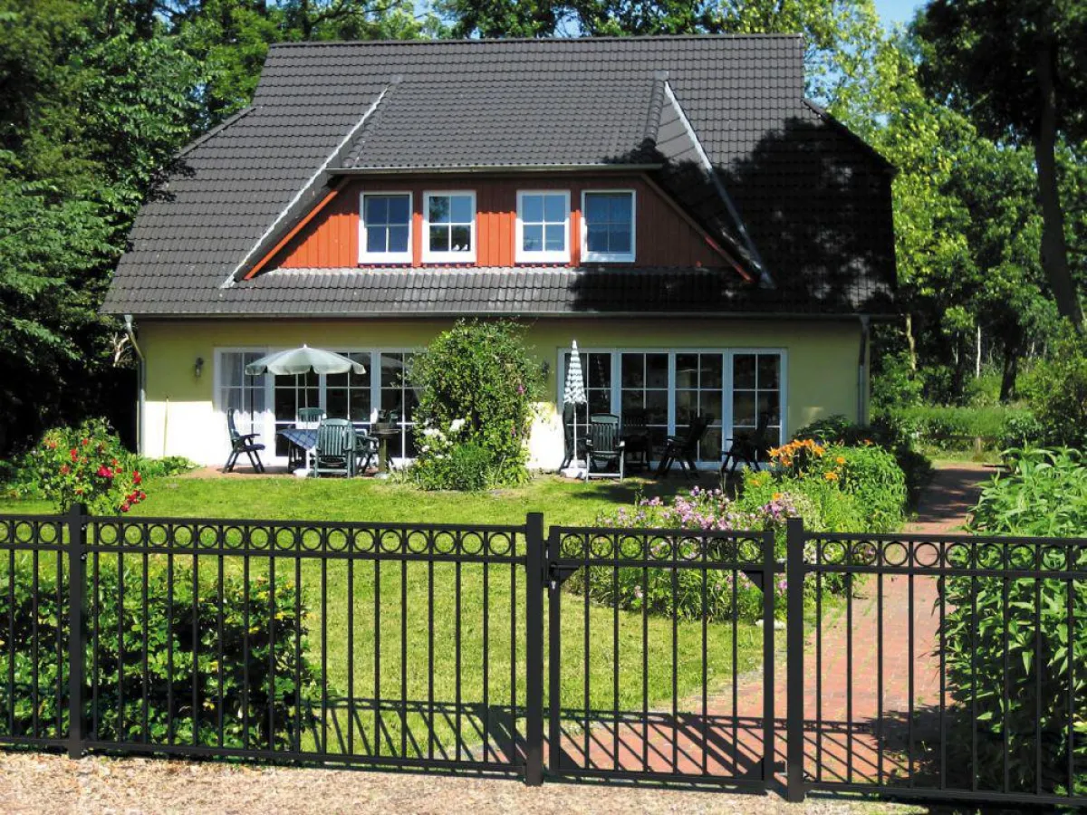 Zum dekorativen „Einkreisen“ geeignet: Zaunsystem Circle aus Aluminium von GAH-Alberts.